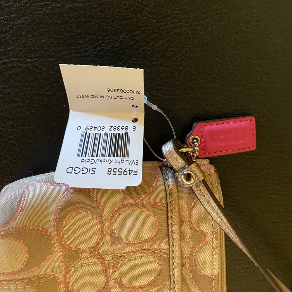 ❌❌ SOLD ❌❌ Coach light khaki and gold Wristlet NWT never worn, tag attached - Picture 6 of 6